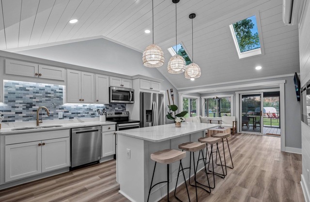 Lakefront Cottage with Hot Tub