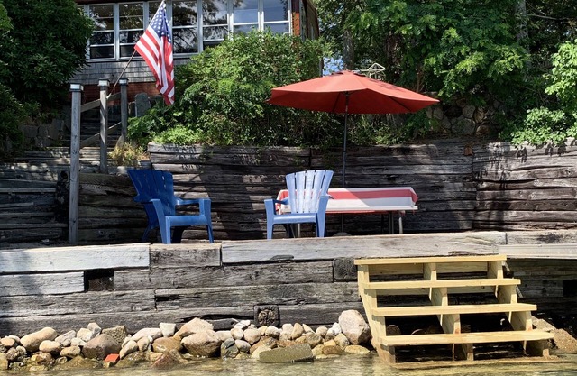 Cottage am See mit eigenem Strand und Dock