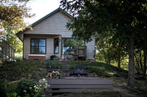Lakefront Cozy Cabin with Hot-tub in Carbondale, Illinois