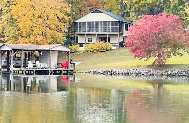 Lakefront; Deep water; Large Porch; 4 day min; 4bd-2ba; Sleeps 14; Pet friendly