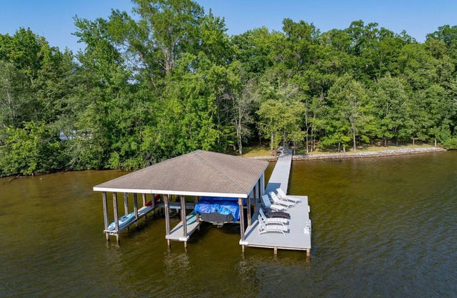 Lakefront: Dock, Firepit, Kayaks, Grill, Sleeps 13