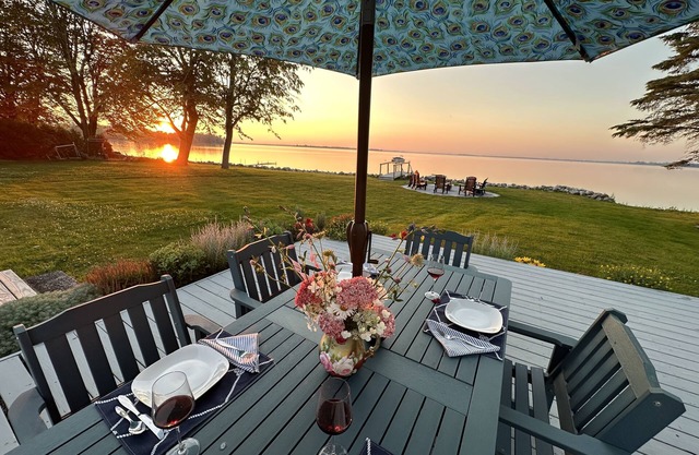 Lakefront, dog-friendly house with amazing view, dock, 2 kayaks & canoe