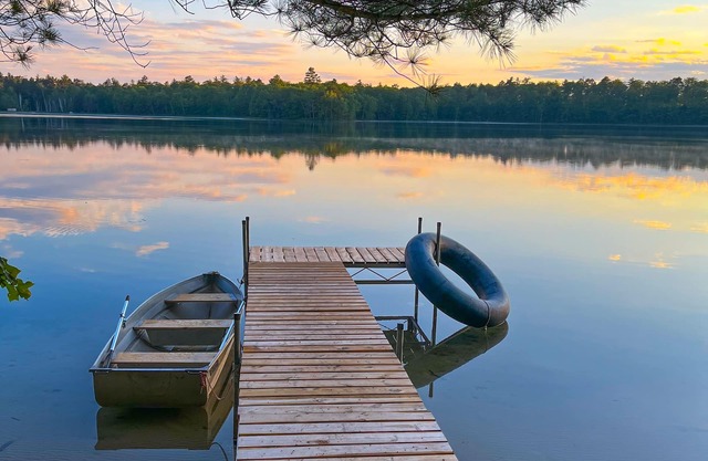 Lakefront dog-friendly cabin with kayaks, canoe, firepit, grill, hammock, & AC