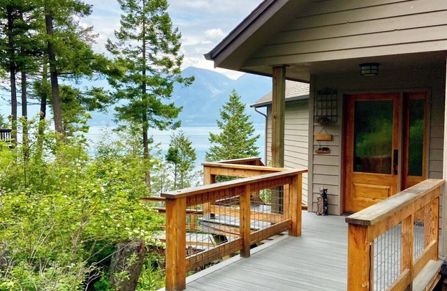 Lakefront Dream w/ Large Dock. Serene Cottage with Room for the whole family!
