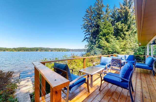 Lakefront dream with private hot tub, dock, kayaks, pedal boat & amazing views