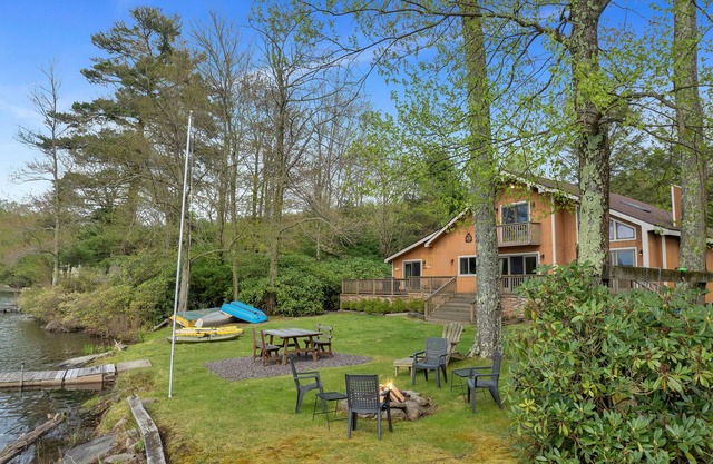 Lakefront Escape - Family Friendly | Kayaks | Row Boat | Fireplace