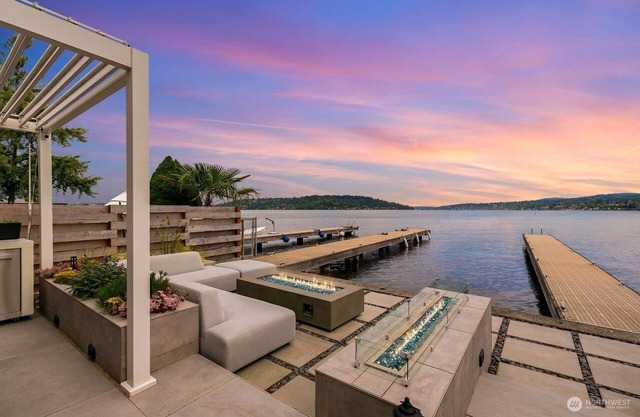 Luxury living on Lake Washington!