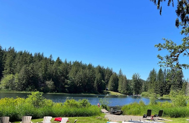 Low Bank Lakefront Lodge in der Nähe von Mt. Baker, Boot / Dock, Whirlpool, großer Garten, Feuerstelle