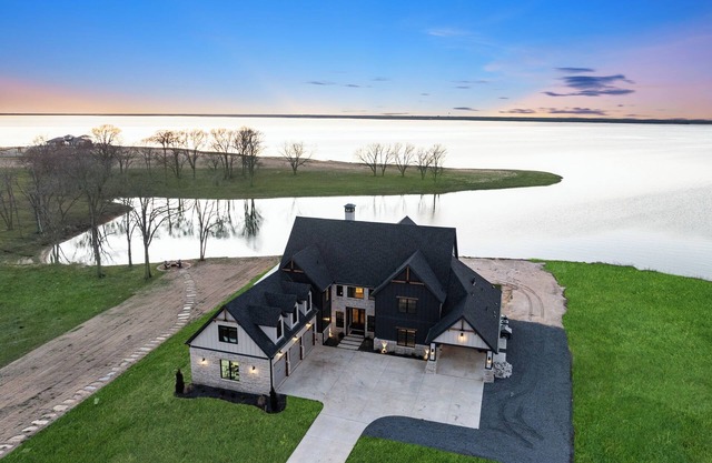 Lake house Estate with 5 bedrooms and AC, WiFi on Lake Bois D"arc 19K sq. acres!