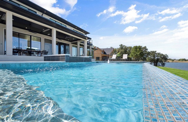 Lakefront Estate with heated spa/pool +chef avail - events w/approval
