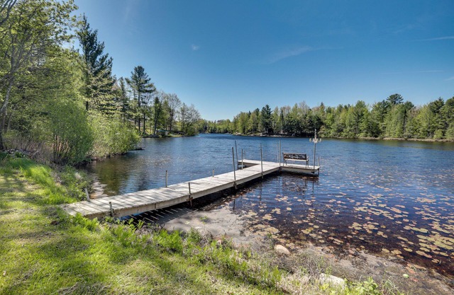 Lakefront Family Cabin w/ Views in Medford