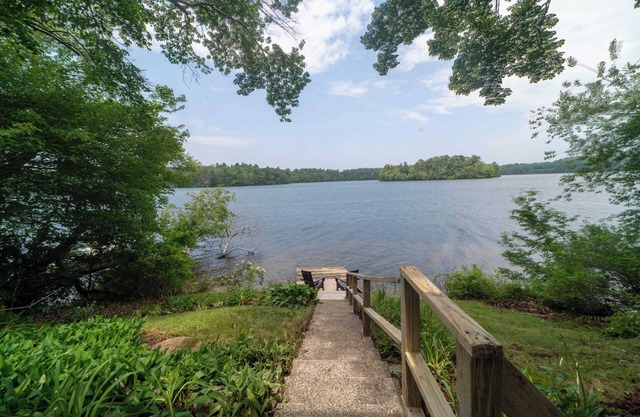 Lakefront Family Escape 3BR Retreat wFirepit & Scenic
