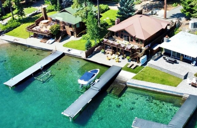 Lakefront Family Getaway: WiFi, Hot Tub, Pool Table, Right on Lake Chelan