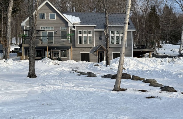 Lakefront family retreat close to town with hot tub, tiki bar and fire pits