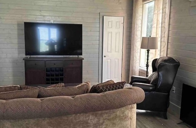 Lakefront Family Retreat