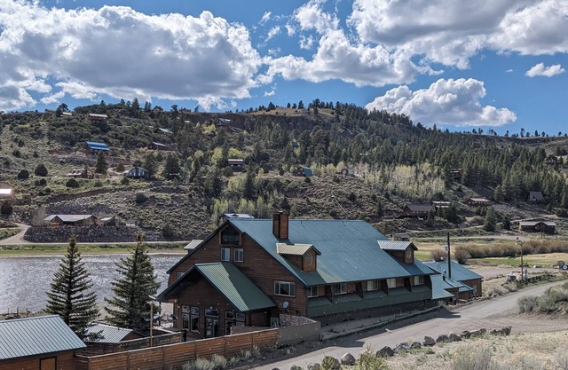 LAKEFRONT FISHING LODGE RETREAT SLEEPS 50! BOAT RENTALS! WORLD CLASS FISHING!