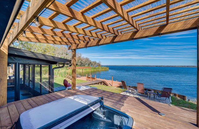Lakefront Florida Retreat w/Dock & Kayaks