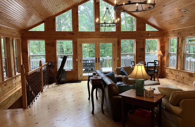 Lakefront, Forested, 4 bed/2 bath, Ping Pong, Pool Table, Kayaks, Wifi, No Pets.