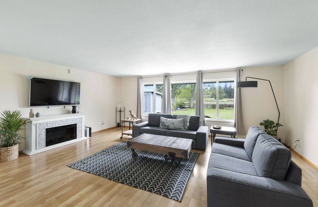 Lakefront Gateaway at Chambers Lake - 3 bd 2 ba w/ AC