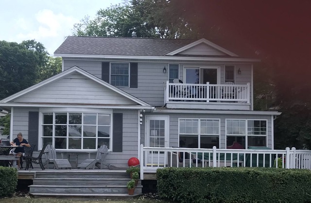 Lakefront Gem for 8-10 people with large lakefront outdoor entertainment area