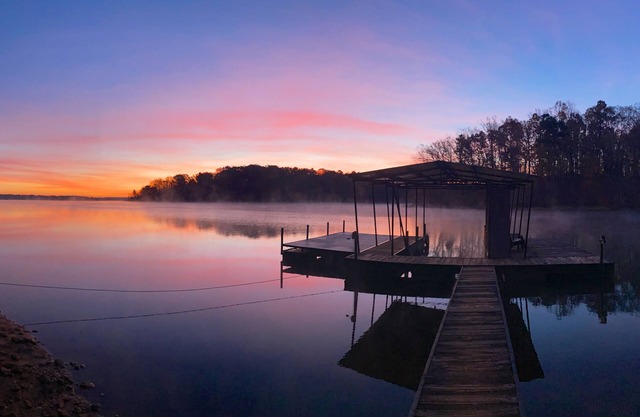 Lakefront gem on quiet Hartwell cove with private dock (sleeps 10-12)