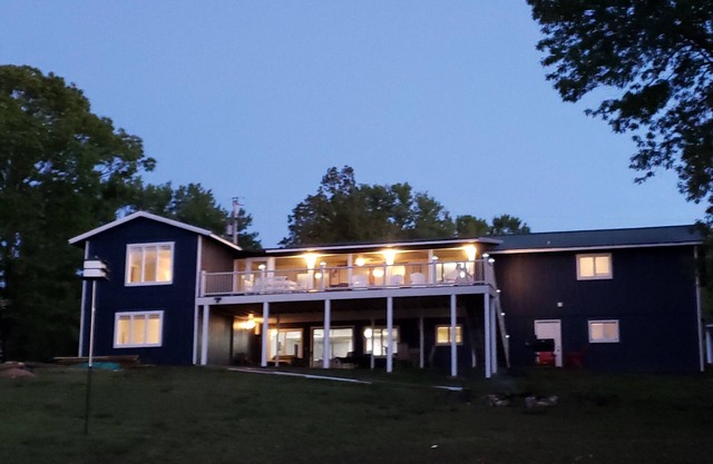 Umgestaltete 2019 True Lakefront - Sanfte Hang zum Wasser - 18 Personen