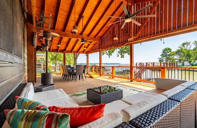 Lakefront Getaway: 360 Water View & Party Deck