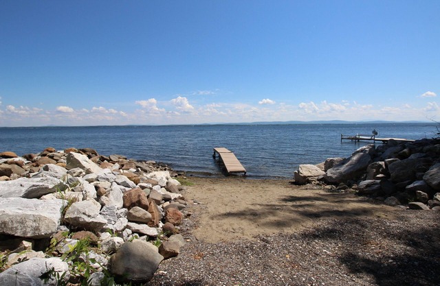 Kurzurlaub am See in der Nähe von Privatstrand und Park, Bootsanleger und Dock in der Nähe