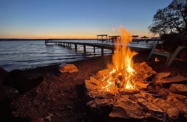 Prime Lakefront Getaway: Dock ~ Beach ~ Fire Pit!