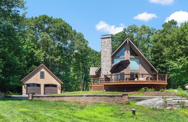 Lakefront Getaway-Hot Tub + Kayaks + Paddleboards