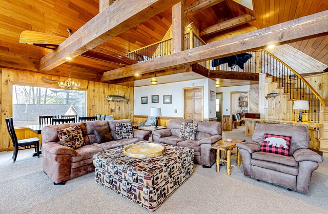 Lakefront getaway with private hot tub, dock, fireplace, washer/dryer, & AC