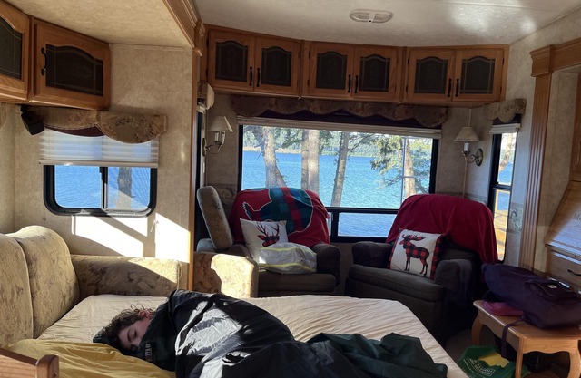 Lakefront Glamping! Warm clean lake, lots of fish!