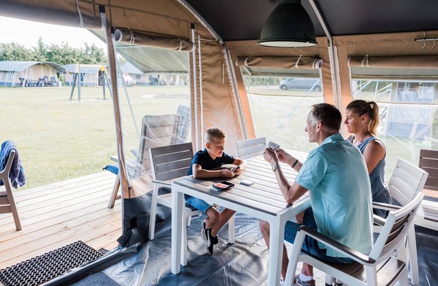 Schöne Zelthütte auf einem Campingplatz an einem See