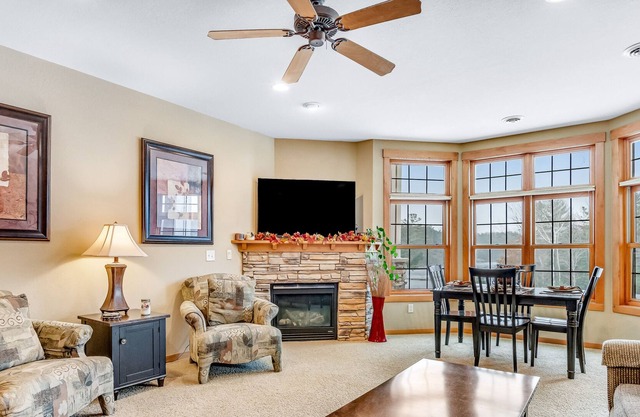 Lakefront ground-floor condo with balcony, fireplace, W/D, pool & hot tubs