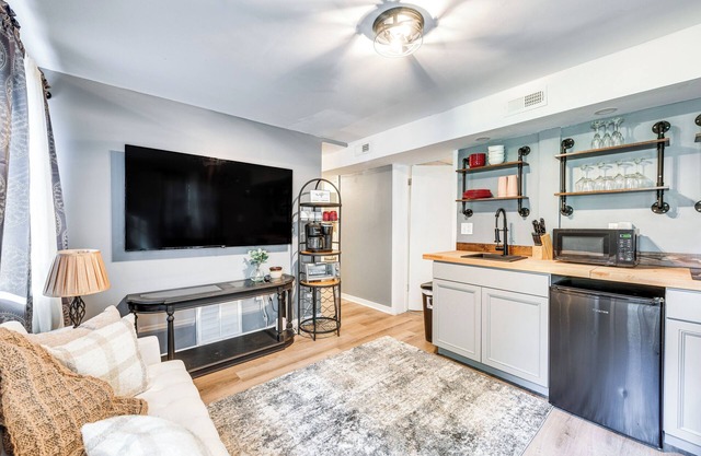 Lakefront Guest Suite Near Richmond