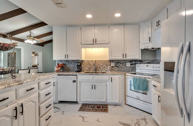 Lakefront Guesthouse. Near Sheppard Air Force Base & MSU. Gated, game room & fun