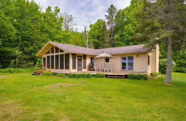 Lakefront haven with three living areas and WiFi