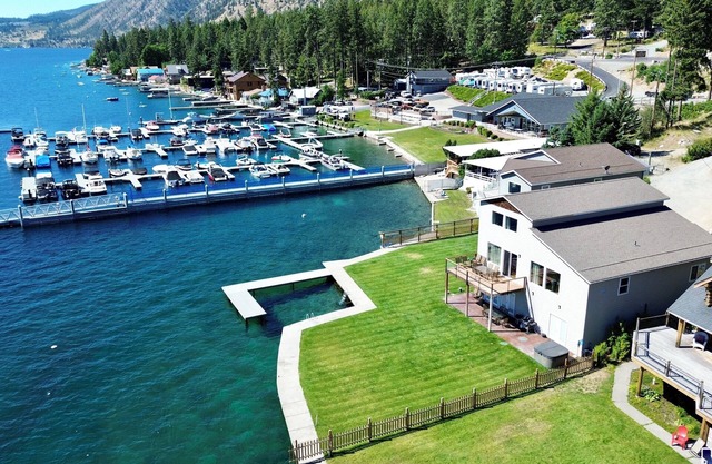 Schöne neue Ufergegend-Haus-Schritte vom See Chelan, heiße Wanne, flacher grasartiger Yard