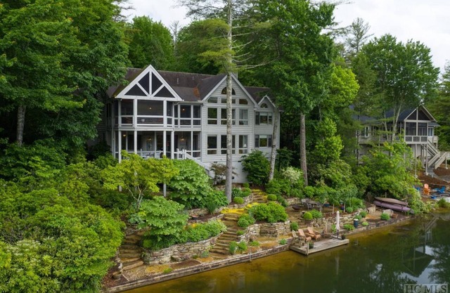 'Lakefront Haven' with Spectacular Mountain Views in Sapphire