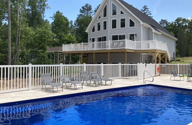 Lakefront, Heated Pool, Firepits, Deep Water, Kayaks, Pool Table, Sundeck