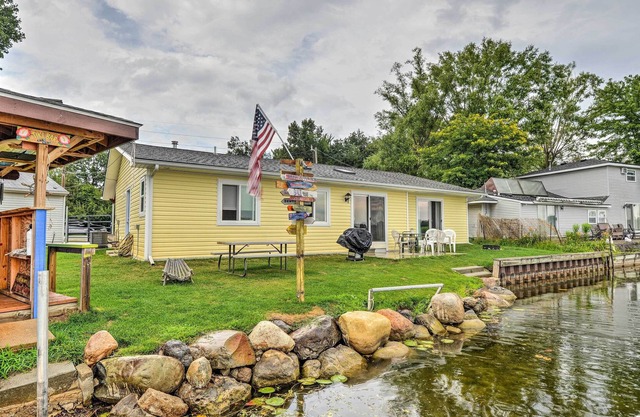 Lakefront Waterford Township Home mit Tiki-Bar!