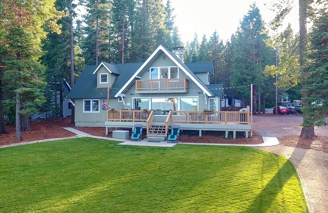 Haus am See in Lake Almanor Westen mit großem Deck, Dock und schöne Aussicht!