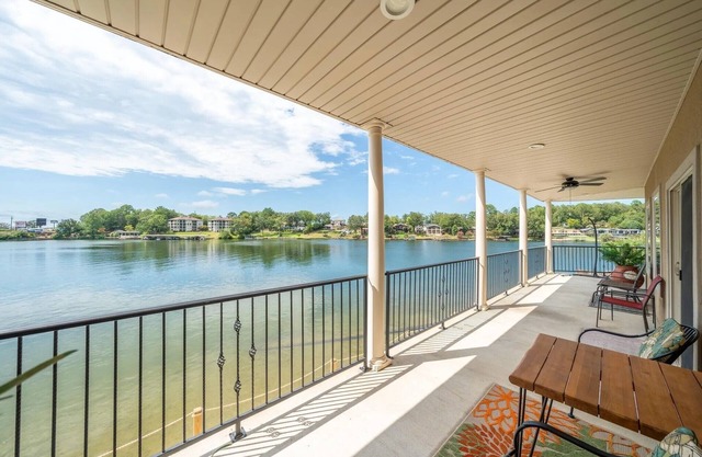 Lakefront home away from home!
