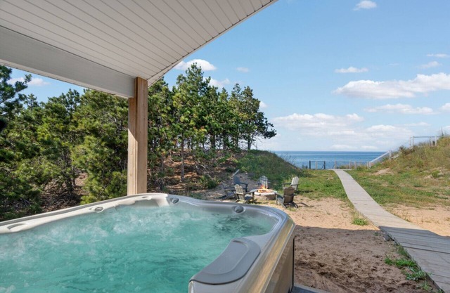 Lakefront home, Beach, Hot tub, Sunsets, Firepit, near McLain State Park