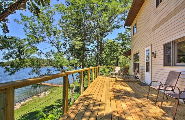 Lakefront Brandon Home mit Feuerstelle, Deck und Dock!