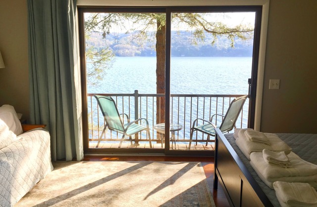 Skaneateles Lakefront home en 380 'de frente forestal aislado, cascada