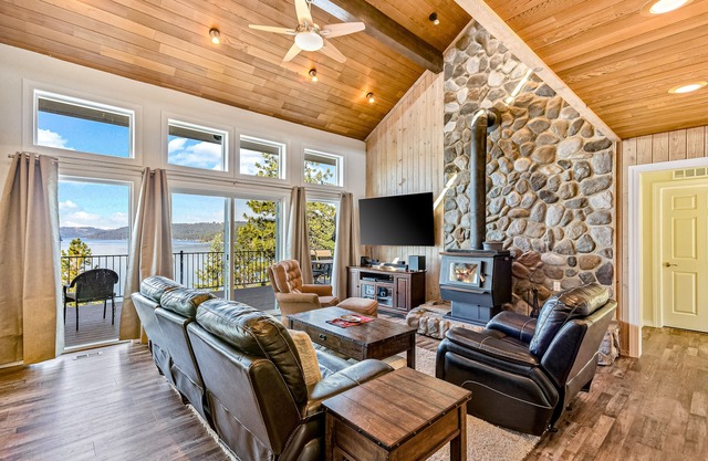 Haus am Seeufer am Lake Coeur d'Alene mit Straßenbahn, Anlegestelle, Kajaks, SUPs und Decks!
