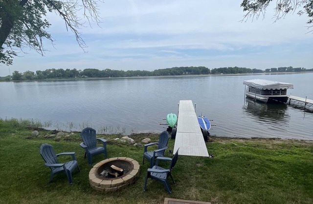 Lakefront home on Middle Jefferson! Only one hour away from the Twin Cities!