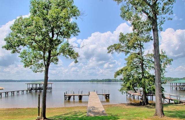 Lakefront Home - Relaxing Escape