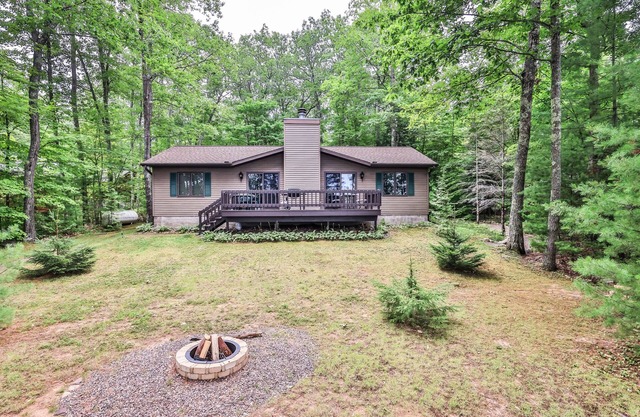 Lakefront home with firepit, screened porch, WiFi, central AC, and kayaks